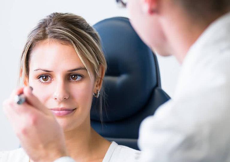 EMDR-therapeut begeleidt oogbewegingen met een pen tijdens EMDR-therapie voor traumaverwerking in Heist-op-den-Berg